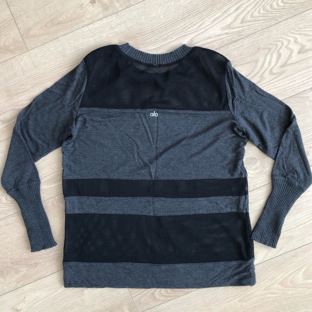 Like new Alo Yoga shirt - Picture 2 of 4